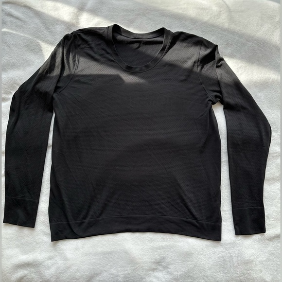 Lululemon Breeze long sleeve Lululemon across chest black
No Size Tag - Picture 3 of 7